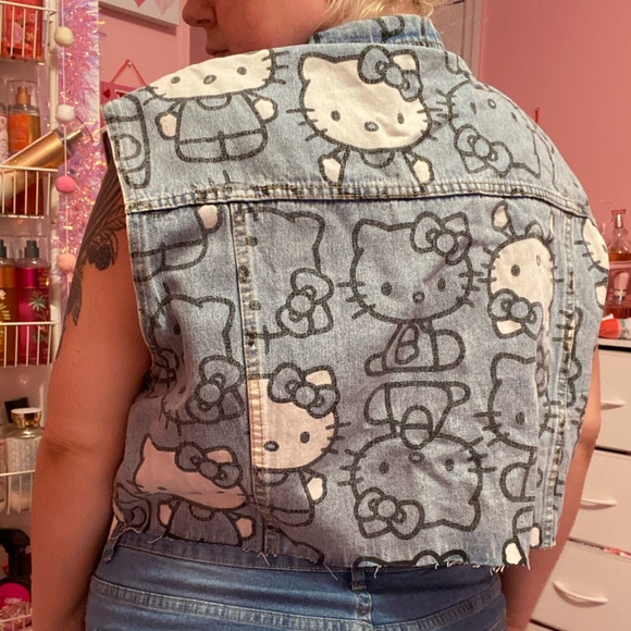 Hello kitty HK cropped denim vest - Picture 2 of 3